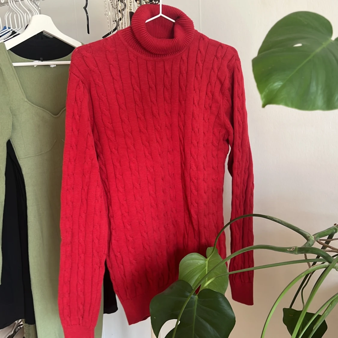 Röd kabelstickad polotröja från John Henric