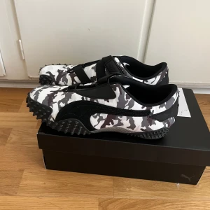 Puma Mostro white Camo - Puma Mostro i vit Camo Size 45 (Nya)
