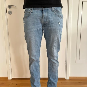 Lee jeans 31/32  - Nu säljer vi ännu ett par designrika lee jeans. Storlek: 31/32. Modell: Luke. Skick 9/10. Pris 249kr. Designade av RetroRejeans  