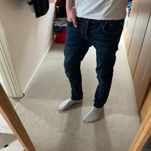 Nudie jeans Grim tim 🍾 - Tjena, säljer ett par riktigt feta Nudie jeans, i modellen Grim Tim, stolek 30/30 killen på bilden är 180 cm och dom passar fint, skicket är väldigt bra 9/10. Släng iväg ett dm för frågor! 🙌🍾