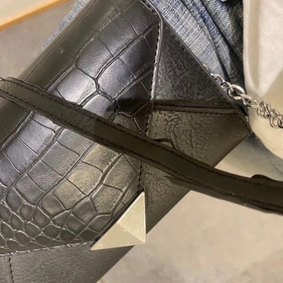 Svart axelväska med kedja och krokopräglat mönster - 3