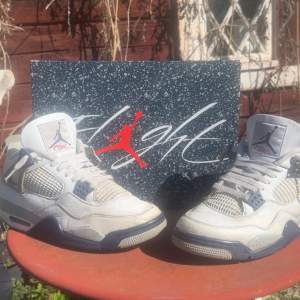 Jordan 4 ’Midnight Navy’ Riktigt fina och har mycket kvar att ge. Dem är köpta på merchsweden där jag visar retur sedeln för autenticitet. Pris kan diskuteras vid snabb affär. Storlek 44/US 10
