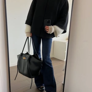 Svart jacka - Perfekt inför hösten! Använd flera gånger men är i jätte bra skick som om den har aldrig blivit använd förut!