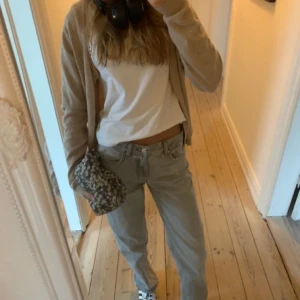  Grå jeans/ Szare dżinsy - Virala gråa straight jeans från Gina Tricot – du vet exakt vilka! De där perfekta jeansen som ALLA pratar om – snygg grå tvätt, rak passform och den där effortless cool girl looken. Sitter som en dröm, formar benen snyggt och lyfter varje outfit. De är 38 i storlek men passar ändå som S