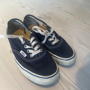 Mörkblå vans - Endast använda 5 gånger, som nya, strl 38/39💓