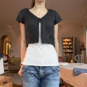 Stickad bolero - Lägger upp igen på grund av oseriös köpare. Bolero I mohair och helt perfekt skick med hålbroderier. Så fin men kommer inte till användning. Skriv om ni undrar något 