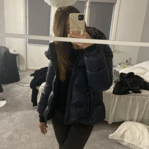 Vinter jacka  - Säljer den här super fina jackan från superdry som är köpt i London förra året. Den är som ny har bara använt den några få gånger. De står i jackan storlek 40 men den är som en M och S