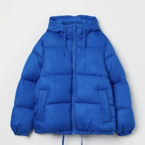 Blå HM Jacka - En supermysig blå vinterjacka från hm! Köpt förra oktober men baga använd ett fåtal gånger❣️❣️ Storlek S men skulle säga att den även passar XS-M, kunde tyvärr inte hitta bättre bild med den på då den inte kommit till användning. Nypris 549kr 💓💓