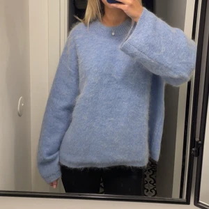 Ljusblå stickad tröja  - Ljusblå stickad tröja ifrån hm. Använd fåtal gånger då jag inte gillar färgen på mig. Supersnygg och så mysig till höst och vinter! ☺️Nypris ligger på omkring 800