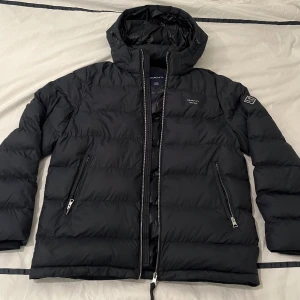 Gant Vinter Jacka - En läcker gant vinter jacka i storlek large. Nypris: 3000 kr. Den är i bra skick utan några skador. Pris kan diskuteras! Skriv i dm för mer info!