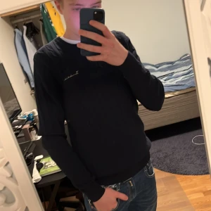 Bondelid tröja - Säljer denna bondelid tröja då den är lite för stor och inte kommer till användning. Den är använd tre gånger och nypriset är 699 kr. 