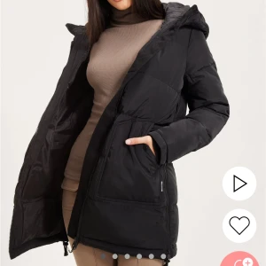 Vinterjacka  - Varm och fin vinterjacka från Nelly. perfekt för vintern. Original pris 1300kr