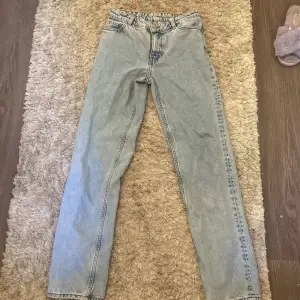 Ett par mid waist jeans från monki, har inte använts så mycket har dock gått upp en tråd där bak 