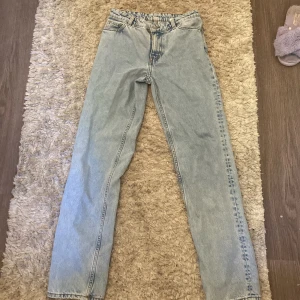 Mid waist jeans  - Ett par mid waist jeans från monki, har inte använts så mycket har dock gått upp en tråd där bak 