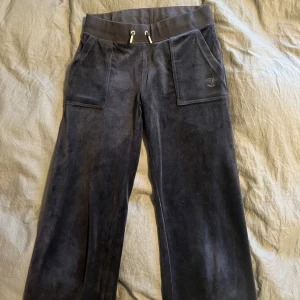 Juicy Couture byxor - Säljer mina Juicy Couture byxor då jag ej använder dessa längre. De är lite noppriga i resåren i midjan annars i bra skick. Strl xs