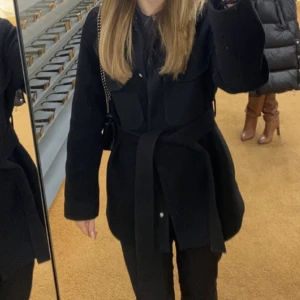 Kappa - Fin svart kappa, bra skick och funkar året om!!