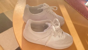 Nike skor - Hej säljer mina nya Nike skor i ny skit storlek 41. Använts en gång och söljs pågrund av att jag köpte fel storlek. Super fina och sköna skor. Köpte ny i butik för 900kr. Skriv för mer info 