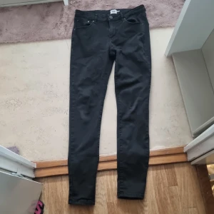 Lågmidjade skinny jeans - Storlek M men stora i storleken. Bra skick, använda men inte mycket.