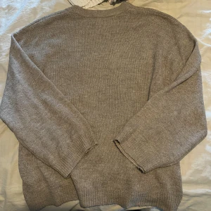 beige stickad tröja  - säljer min beigea stickade tröja då jag ej använder den, den är i fint skick, den är mer beige i verkligheten 