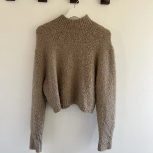 Ljus brun stickad tröja storlek M - Väldigt bra skick på tröjan. Har använt den Max fyra gånger. 