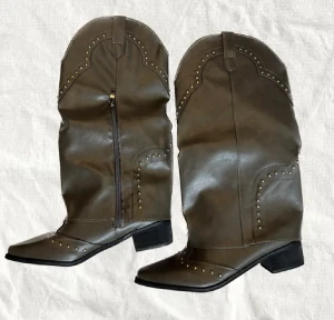 Stövlar - Jättecoola stövlar i fint skick, enbart använda en gång. Skriv för fler bilder. Storlek 38💘