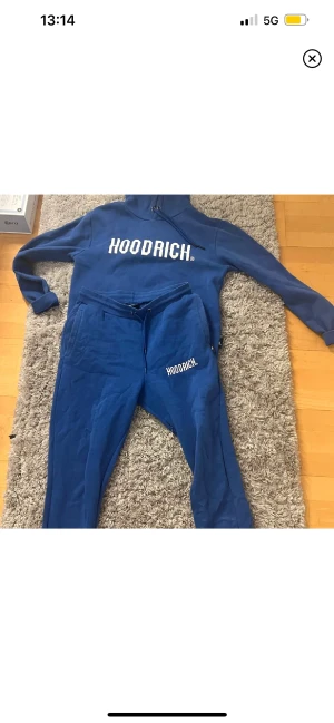 Hoodrich  - Knappt använd jätte skön blå Hoodrich dress. Passar både killar och tjejer. 