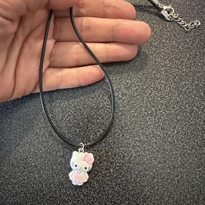 Halsband hello Kitty  - Nytt halsband med hello Kitty rosa.