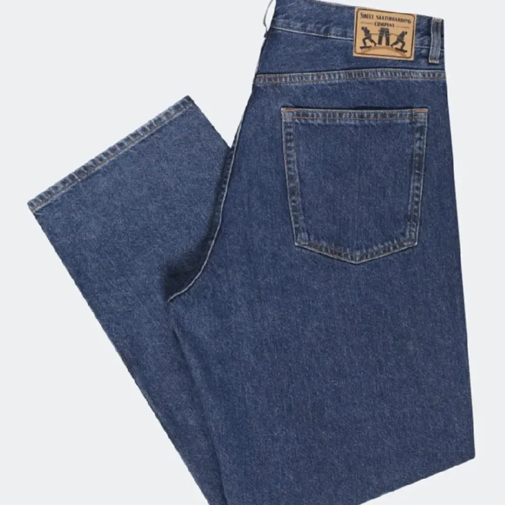 Säljer dessa baggy jeans från sweet sktbs. Säljer pga att jag inte andvänder dem. Ordinarie pris 700kr. Jeans & Byxor.