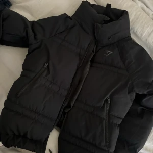 Gymshark jacka  - Superskön jacka som ej kommer till användning. Har även en tunn luva instoppad bak till nacken. 