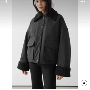 Other stories jacka - Flyttrens! Säljer denna vinterjackan ifrån other stories. Ok skick och otrligt snygg. Nypris 1500kr. Faktiskt ganska varm och jag bär storlek xs. Ber om ursäkt för den smutsiga spegeln på min andra bild! 