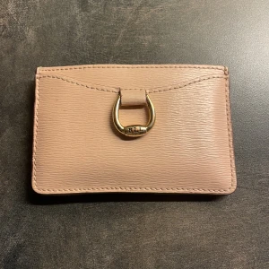 Ralph Lauren korthållare  - Fin korthållare från Ralp Lauren med tre fack för kort samt ett större för kontanter.