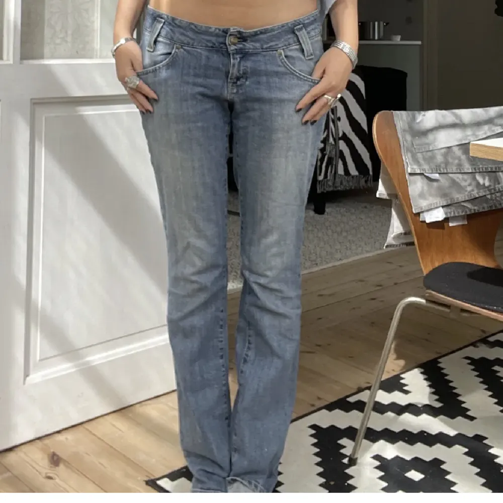 Säljer dessa lågmidjade jeans ifrån lee för att de är lite stora på mig. Midjemåttet är 85cm och innerbenslängden 83cm skriv privat om du undrar över något!💓. Jeans & Byxor.