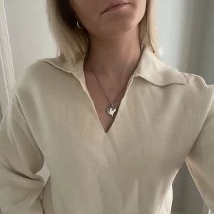Tröja med krage - Finstickad tröja med krage från &Otherstories i offwhite 🤍 Den är i storlek xs men passar mig som brukar ha S/M!