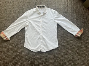 Burberry skjorta - Burberry skjorta! Väldigt bra kvalite använd några få gånger. Cond 9/10. 100%äkta, utlovar en snabb affär!