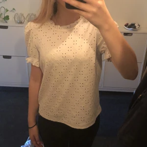 Vit blus  - Säljer min fina blus från Vila pga att den inte kommer till användning länge. Fint skick! 💕 Skriv privat för fler frågor