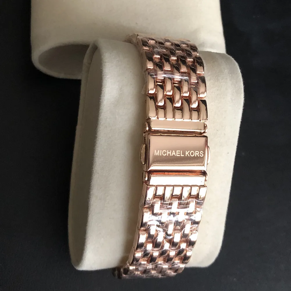 Helt ny Michael kors i roseguld med diamant detaljer. Tyvärr behöver man ny batteri och boxen saknas. Oanvänd, plasten sitter kvar. Accessoarer.