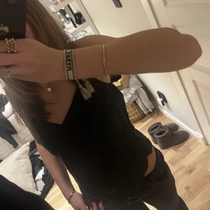 Topp från Brandy Melville - Svart topp/ linne från Brandy Melville, använd en gång så i nyskick, dom har one size men passar en xs/s💋