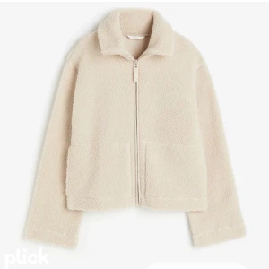 Teddy jacka - Kollar intresset på min Teddy jacka från hm som är slutsåld. Använd fåtal gånger. Tror den är i storlek xs/S men osar mig väldigt bra som är 167 och bör storlek S