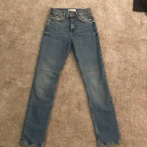 Blåa mid rise jeans från Zara i bra skick💕