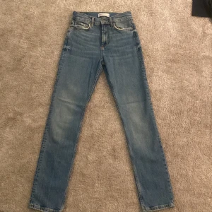 Mid Rise Zara jeans - Blåa mid rise jeans från Zara i bra skick💕