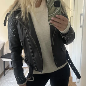 Cool skinnjacka - skinnjacka med mycket coola detaljer, använd med i fint skick. Storlek L