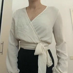 Blus - Fashionnova  - Använd en gång, därav är nyskick (på bilden är har tröjan ett veck, ingen fläck!). Färgen är benvit.