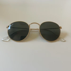 Ray-Ban solglasögon - Använda ett fåtal gånger så i väldigt bra skick. Storlek 47.