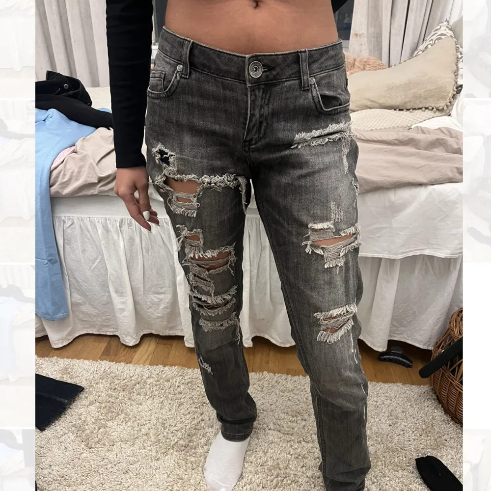 Lågmidjade jeans i storlek 28 (ungefär S)  165 cm lång på bilden . Jeans & Byxor.