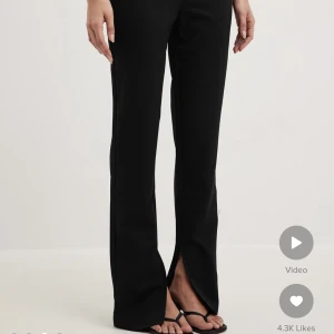 Kostymbyxor  - Kostymbyxor med slits från NA-KD. Slitsen är i dragkedja så man kan välja att stänga om man inte vill ha slits. De är uppsydda och passar mig som är 165cm 