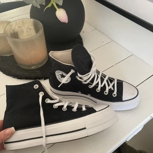 Oanvända Converse - Säljer oanvända Converse Chucktaylor All Star Lift Hi då tiden för att returnera hade gått ut. 🤎   Endast testade! 