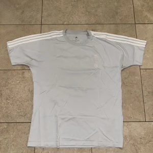 Adidas tröja - Adidas tisha fet ljusblå färg, storlek M 