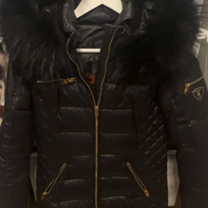 Rock and blue jacka - Hej säljer min fina rock and blue jacka som är i storlek 36, jätte fin men har så många så vill rensa. Den har inga defekter nästan helt som ny🤍kontakta mig gärna vid frågor eller intresse, priset är inte spikat🤍