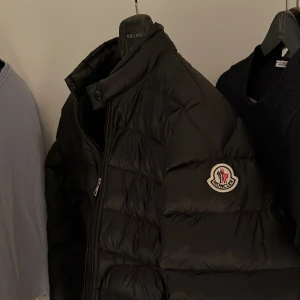 Moncler jacka - INTRESSEKOLL på min skit snygga Moncler Acorus Down Jacket. Perfekt till vintern, hösten och våren! Perfekt skick! Äktighetsbevis finns! Nypris ca 11 000. Hör av dig om du vill ha fler bilder eller annan info! TRYCK INTE PÅ KÖP NU 