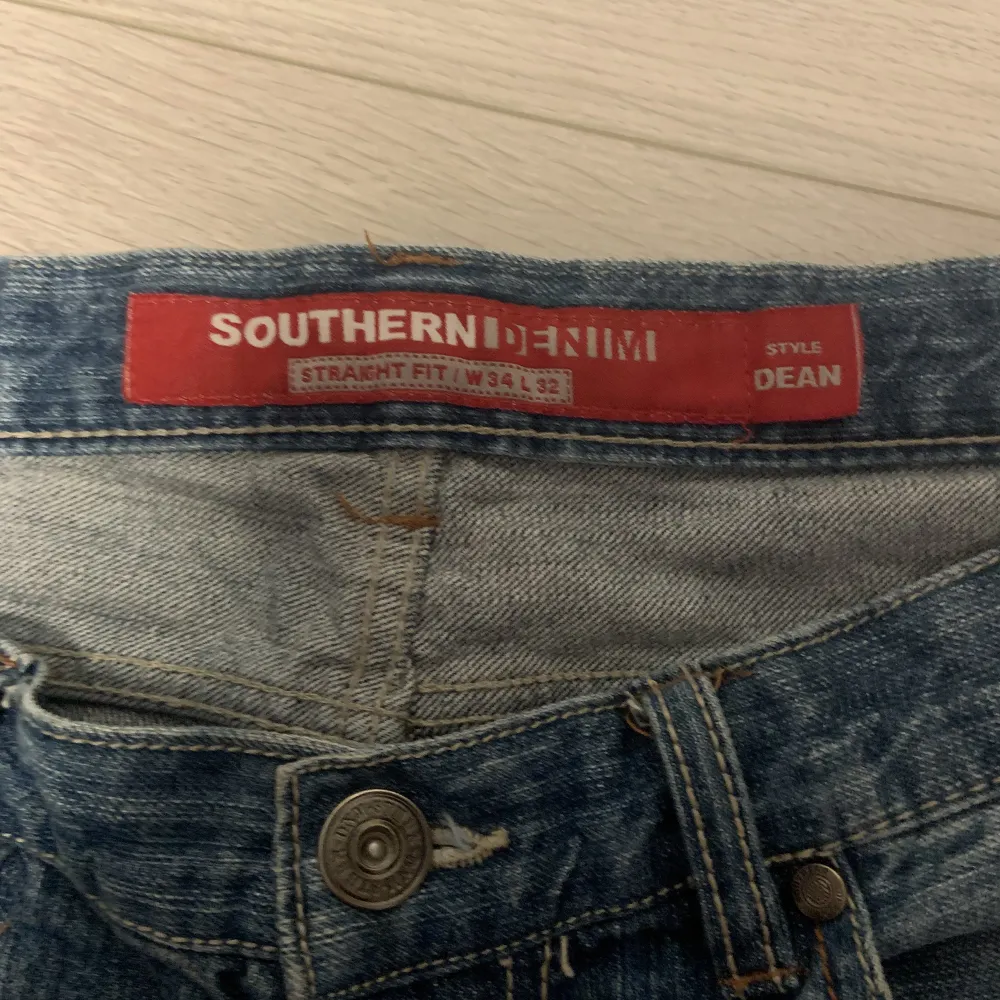 ett par straight fit jeans som sagar och stackar på skorna as nice köpte för ett tag sen använder it längre . Jeans & Byxor.